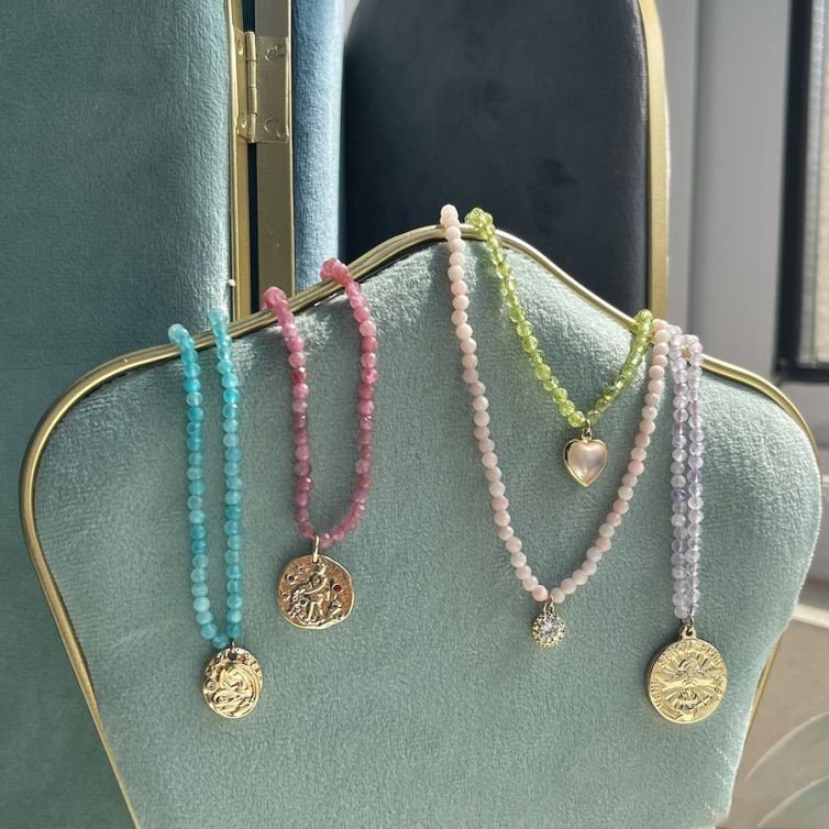 10,000 kinds of matching stacking artifacts, European and American crystal gemstones, gold coins, 14k gold bags, color-preserving washable necklaces.