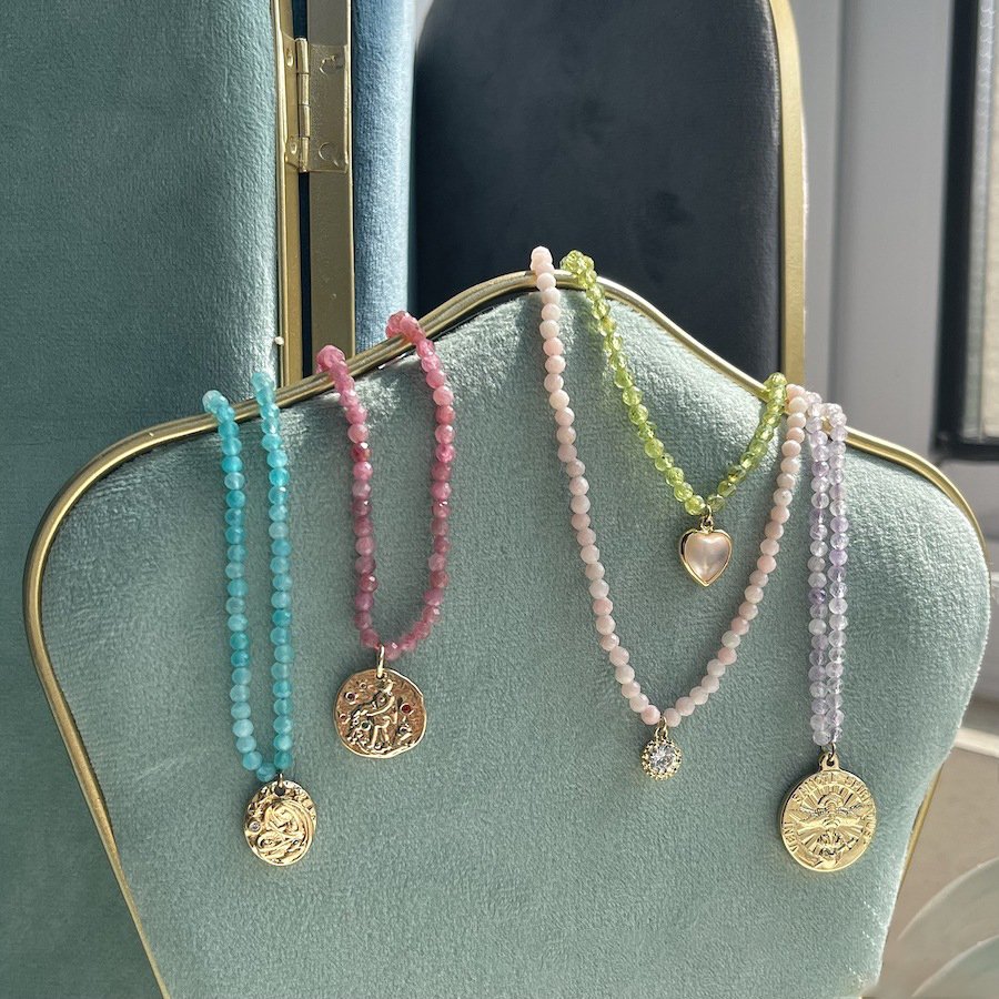 10,000 kinds of matching stacking artifacts, European and American crystal gemstones, gold coins, 14k gold bags, color-preserving washable necklaces.