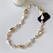 Natural irregular baroque clavicle chain with an ins-style high-level sense, niche heart-shaped, retro freshwater pearl.