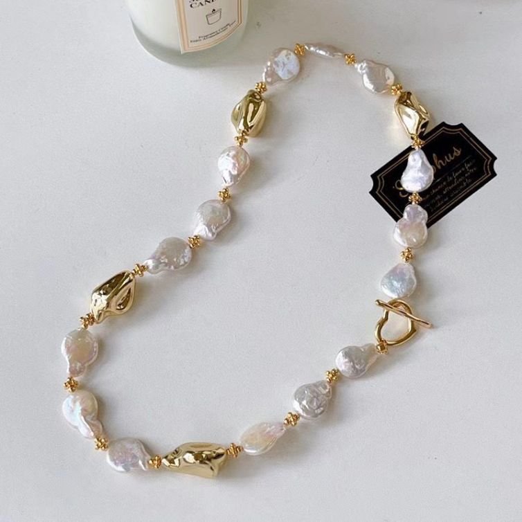 Natural irregular baroque clavicle chain with an ins-style high-level sense, niche heart-shaped, retro freshwater pearl.