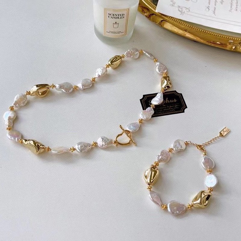 Natural irregular baroque clavicle chain with an ins-style high-level sense, niche heart-shaped, retro freshwater pearl.