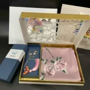 Suzhou embroidery silk scarf Suzhou embroidery mulberry silk silk scarf embroidery brass bookmark creative gift box gift set